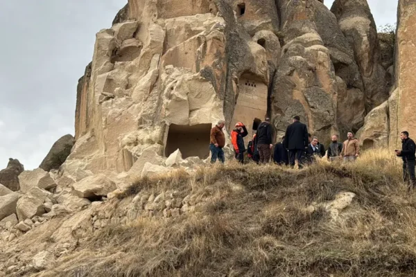 Kapadokya’da peribacası çöktü. Üç kişi hayatını kaybetti