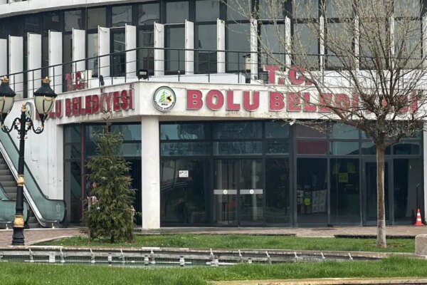 Bolu Belediyesi’ne operasyon. Belediye Başkan Yardımcısı dahil dört kişi gözaltında