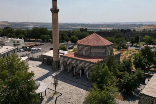 Bakan Ersoy duyurdu: Asırlık mabetler yeniden cemaatiyle buluşacak