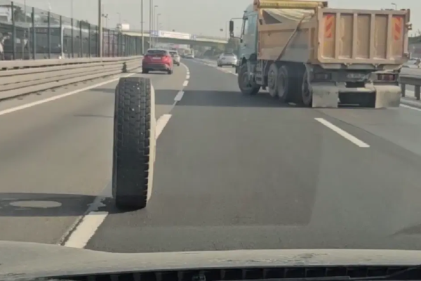 İstanbul’da trafikte ilginç anlar. Kamyonun iki lastiği peş peşe yerinden çıktı