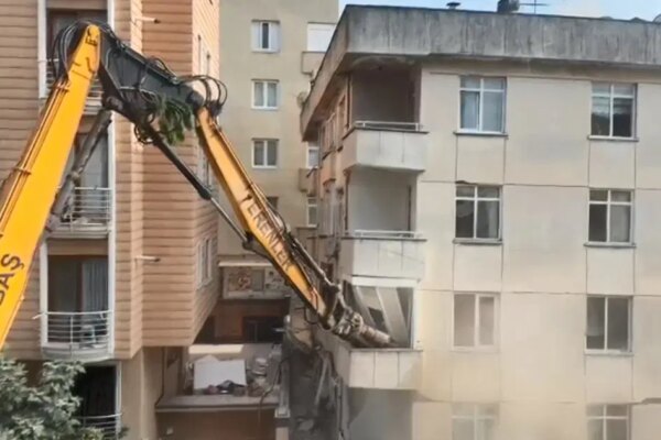 Maltepe’de çöken binada kontrollü yıkım sürüyor