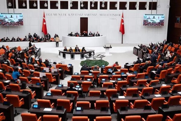 Ahmet Eşref Fakıbaba istifa etti, TBMM’deki sandalye dağılımı değişti
