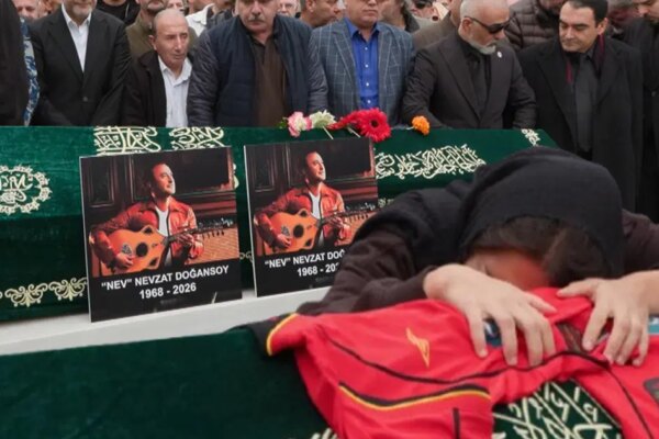 Şarkıcı Nev son yolculuğuna uğurlandı. Tabutu başında gözyaşları sel oldu