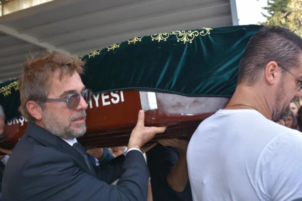 Engin Altan Düzyatan’ın babası son yolculuğuna uğurladı