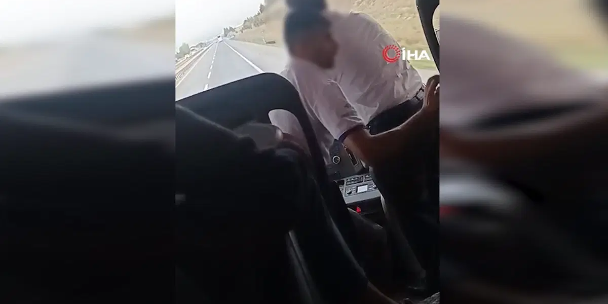 Pes dedirten anlar: Otobüs seyir halindeyken şoför değişimi yaptılar