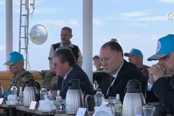 KKTC Başbakanı Üstel, tatbikatta “Bir gece ansızın gelebilirim” şarkısına eşlik etti